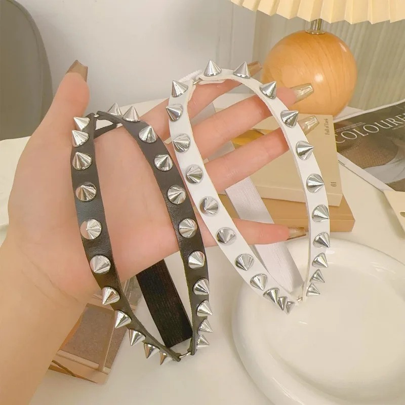 حزام فخذ نسائي بمسامير مخروطية - مراجعة Leatherwork Rivets وسعره