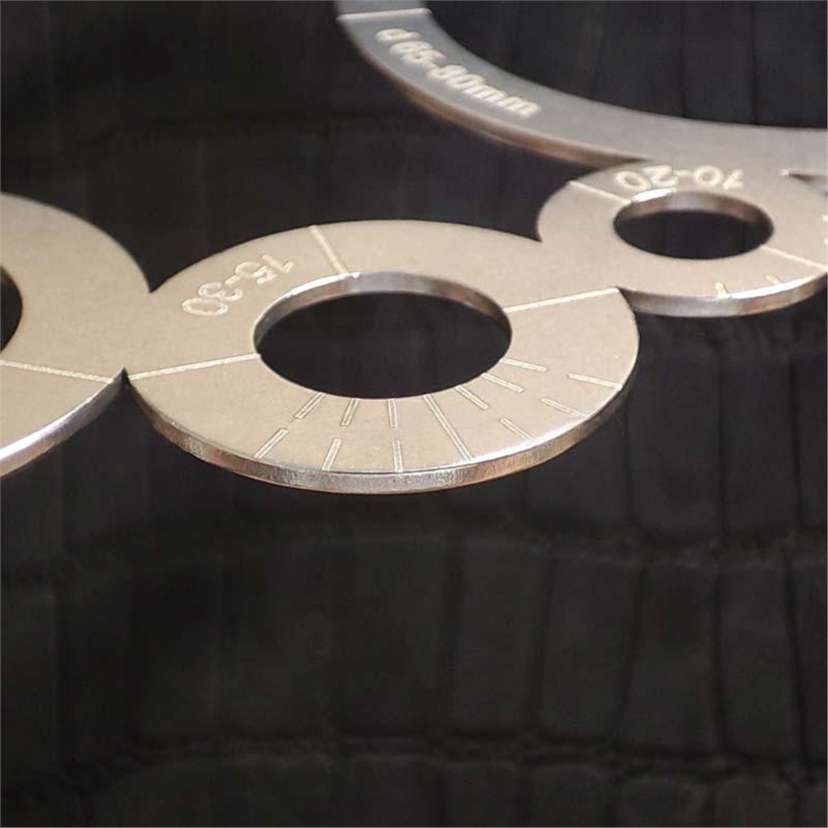 مسطرة قطع الزوايا للعمل بالجلد - مراجعة Leatherwork Ruler وسعره