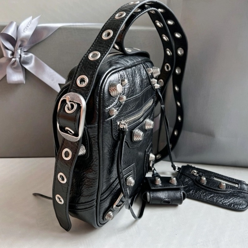 حقيبة نسائية جديدة 2026 بتصميم - مراجعة Leatherwork Rivets وسعره